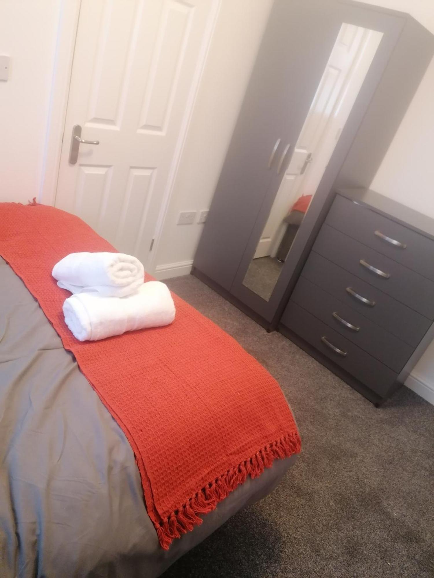 Rossy Home Of Relaxations Stoke-on-Trent ภายนอก รูปภาพ